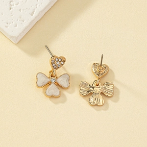 Detailed front and back view of gold heart stud earrings with clover clover charms