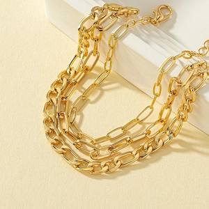 Set di bracciali a catena dorati a strati con maglie cubane e rettangolari lucide