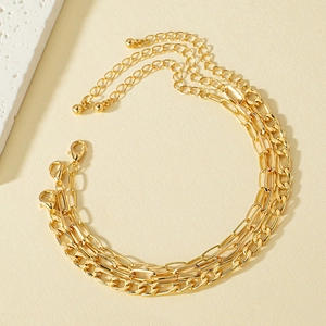 Set di tre bracciali a catena dorata con chiusura a moschettone regolabile e finitura lucida