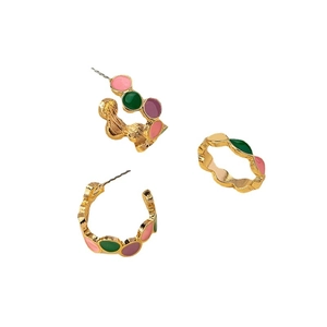 Chic gold-plated C-shaped earrings and wavy ring set with colorful enamel inlay