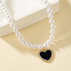 Collier de perles élégant avec pendentif cœur en émail noir et cristaux scintillants