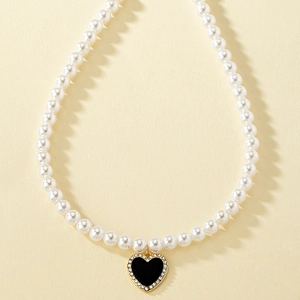 Collier de perles élégant avec pendentif cœur en émail noir et strass étincelants