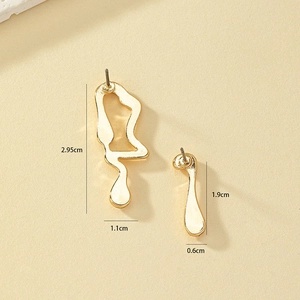 Minimalist gold asymmetrical molten earrings with dimensions 2.95cm and 1.9cm