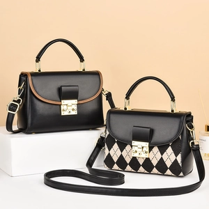 Chic vintage style crossbody bag in black leather and woven pattern with gold handle