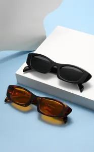 Vue rapprochée des lunettes œil-de-chat rétro avec cadres épais sur podiums blancs