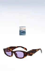 Détail de lunettes de soleil vintage écaillées, verres violets et branches larges