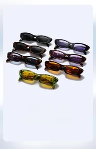Collection de lunettes de soleil œil de chat rétro en plusieurs coloris sur fond bleu