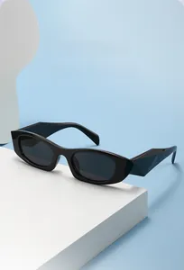 Gros plan de lunettes de soleil œil-de-chat rétro avec monture géométrique épaisse