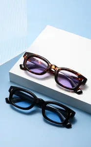 Gros plan de lunettes de soleil carrées rétro en écaille et noir avec détails fléchés