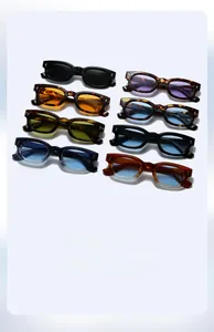 Détail des branches de lunettes de soleil vintage montrant les specs et diverses couleurs
