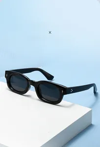 Détail de lunettes de soleil vintage carrées avec rivets métalliques argentés