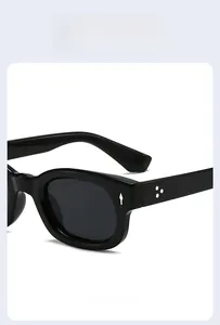Gros plan de lunettes de soleil carrées rétro avec rivets en étoile et charnières en métal