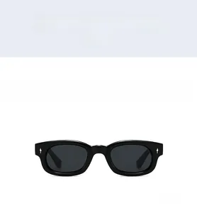 Vue frontale de lunettes de soleil noires rectangulaires avec clous étoiles en argent