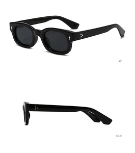 Détail de lunettes de soleil vintage carrées noires avec rivets argentés et verres foncés