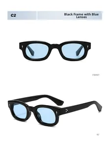 Détail de lunettes de soleil rectangulaires noires avec verres bleus et rivets argentés