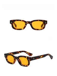 Vue détaillée des lunettes de soleil vintage écaillées avec verres jaunes et rivets