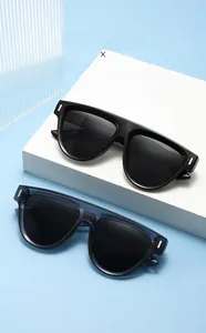 Détail de lunettes de soleil carrées avec accents métalliques sur support blanc