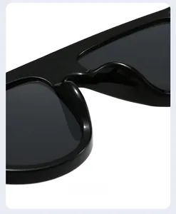 Gros plan des plaquettes de nez intégrées sur lunettes de soleil carrées noires