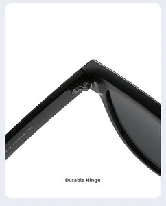 Gros plan sur la charnière solide des lunettes de soleil carrées noires avec marquages
