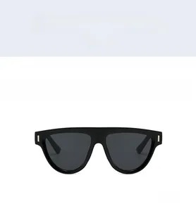 Vue de face de lunettes de soleil carrées noires avec accents métalliques et verres foncés