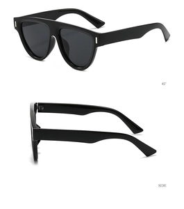 Vue détaillée multi-angle de lunettes de soleil carrées noires avec profil à 45 degrés et côté