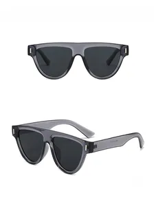 Gros plan détaillé de lunettes de soleil carrées gris translucide avec verres gris foncé