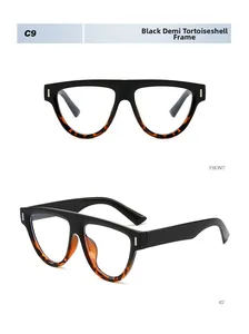Détail de lunettes de soleil carrées noir et écaille avec des accents métalliques