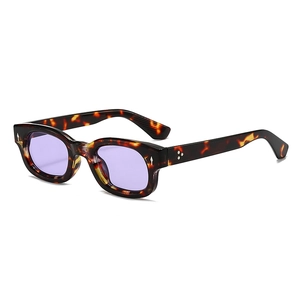 Lunettes de soleil carrées vintage écaillées avec verres violets et rivets