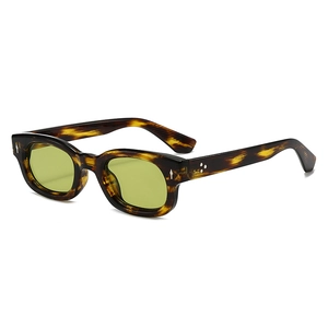 Lunettes de soleil rétro carrées à monture écaillée et verres jaunes vus à 45 degrés