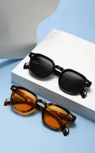 Lunettes de soleil polygonales noires et écaille sur des supports géométriques bleus