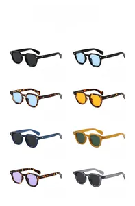 Vue détaillée de huit lunettes de soleil polygonales multicolores avec rivets métalliques