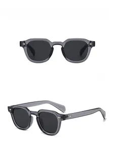 Vue de face et à 45 degrés de lunettes de soleil polygones grises avec rivets en argent