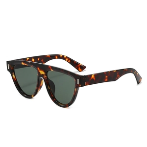 Lunettes de soleil carrées en écaille avec verres vert foncé et rivets métalliques élégants
