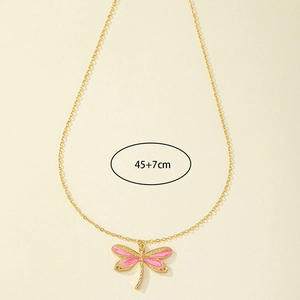 Dettaglio della collana con pendente a libellula dorata in smalto rosa con catena 45+7cm