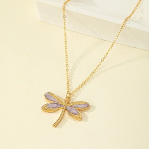 Elegante collana dorata con ciondolo a libellula in smalto viola e strass luccicanti