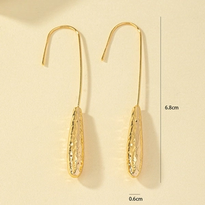 Detail of 6.8cm long golden hammered teardrop earrings with textured finish and dimensions