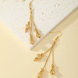 Boucles d'oreilles pendantes dorées à chaîne serpent et perles métalliques polies