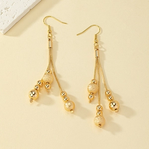 Boucles d'oreilles pendantes dorées avec chaîne serpent et perles mates et brillantes