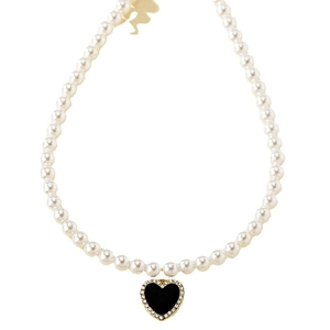 Collier de perles élégant avec pendentif cœur en émail noir et détail cupidon doré