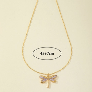 Dettaglio della collana con ciondolo a libellula smaltata con lunghezza catena 45+7cm