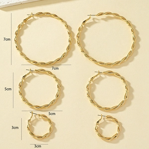 Three-piece set of gold twisted hoop earrings in sizes 3cm, 5cm and 7cm with macro details
