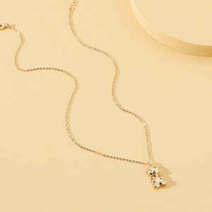 Detailansicht des süßen Bärenanhängers mit Cut-out-Design an einer goldenen O-Kette