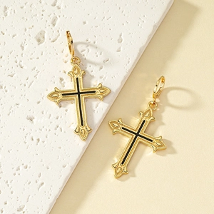 Boucles d'oreilles créoles croix dorées en émail avec détails de lignes noires minimalistes