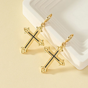 Boucles d'oreilles croix dorées gothiques avec émail noir sur support minimaliste