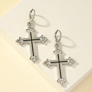 Boucles d'oreilles croix en argent avec émail noir sur socle en pierre blanche épuré