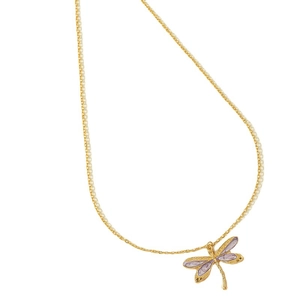 Collana minimalista con pendente a libellula dorata e dettagli in smalto viola su sfondo bianco