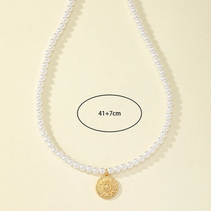 Elegante collana di perle con ciondolo a moneta solare dorata e catena regolabile 41+7cm