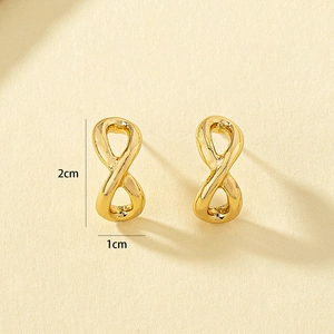 Boucles d'oreilles puces infini dorées minimalistes, polies, mesurant 2 cm sur 1 cm