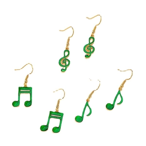 Set di tre paia di orecchini a nota musicale in smalto verde con finitura oro su bianco
