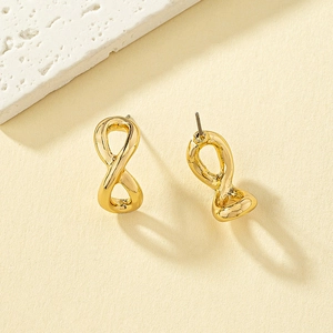 Élégantes boucles d'oreilles puces symbole infini doré sur fond beige texturé